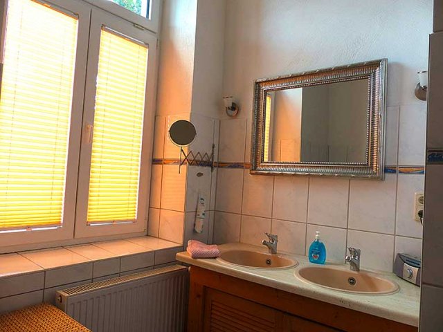 Tauschwohnung im Erdgeschoss - Bad mit Dusche und Wanne