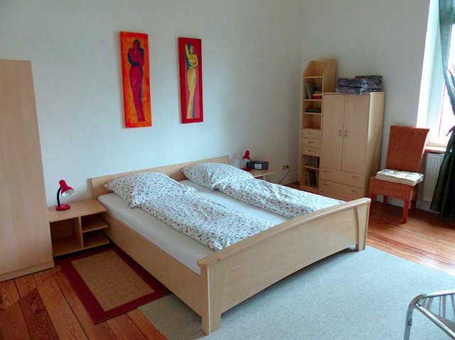 Schlafzimmer 1 zum Garten in Fewo 1 - 1. OG