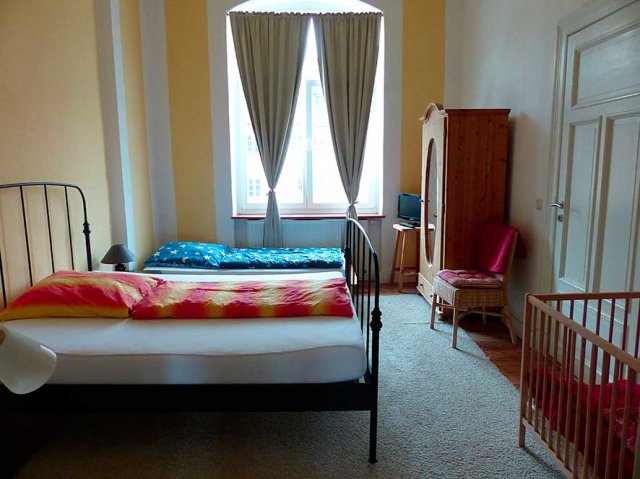 Schlafzimmer 2 in Fewo 1 mit Blick zur Straße - 1. OG